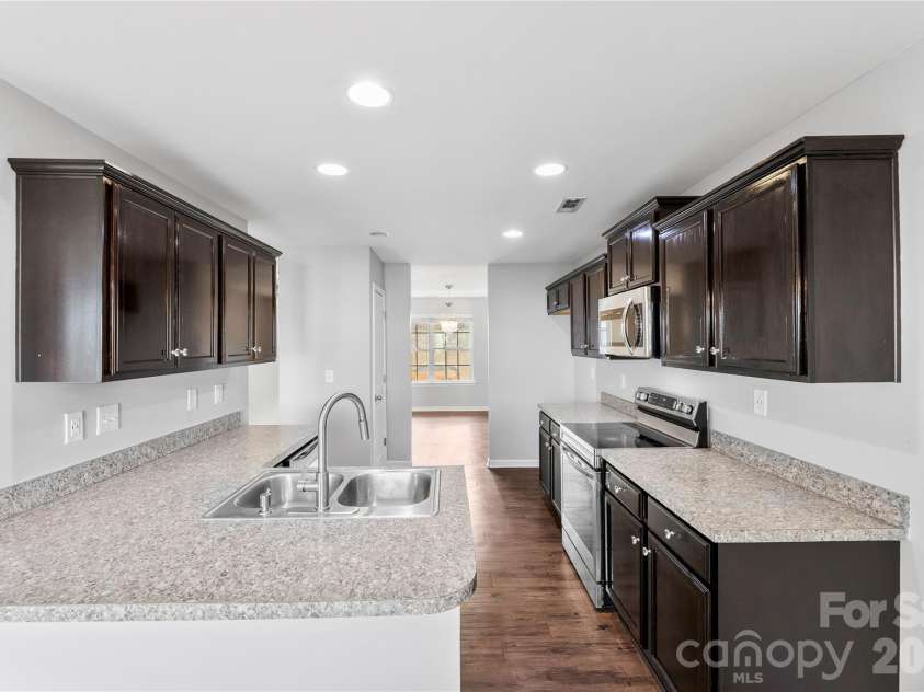 5305 Park Brook Drive, Charlotte, NC 28269.  MLS# CAR4336100, YatesRealty ID 5331. Beautiful kitchen color scheme!!!