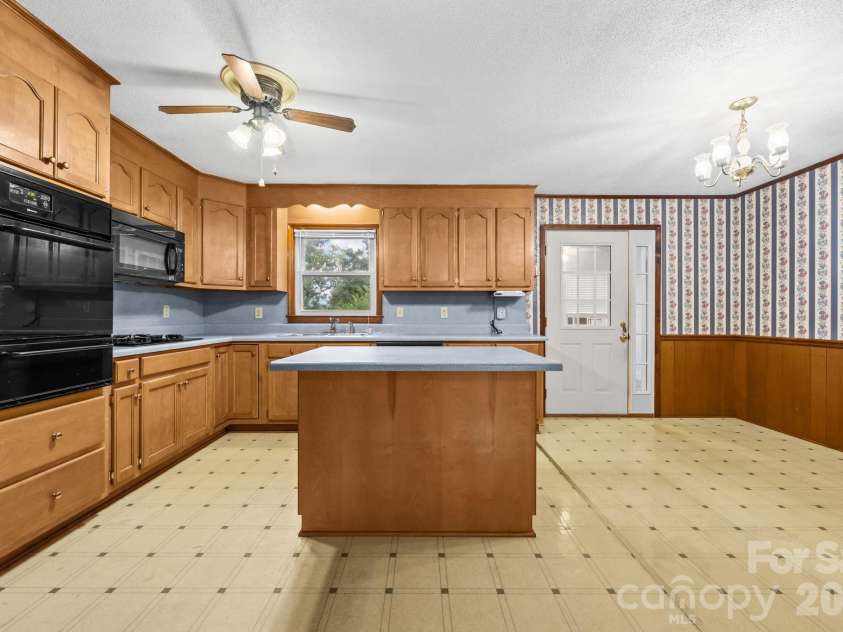 117 Tremont Terrace, Bessemer City, NC 28016.  MLS# CAR4428146, YatesRealty ID 53317. Kitchen