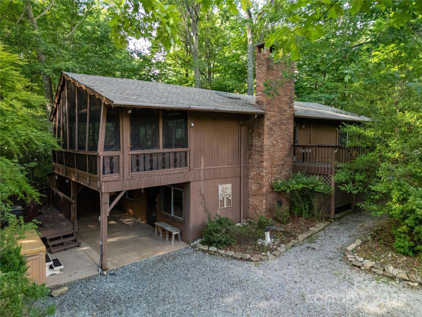44 Yanequa Way, Brevard, NC 28712.  MLS# CAR4212900, YatesRealty ID 5332. 