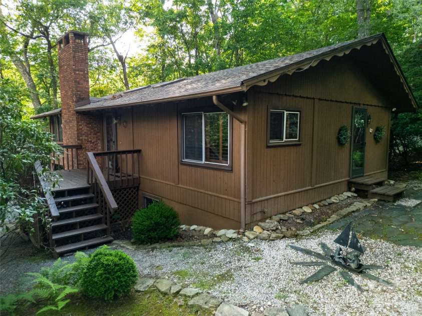 44 Yanequa Way, Brevard, NC 28712.  MLS# CAR4212900, YatesRealty ID 5332. 