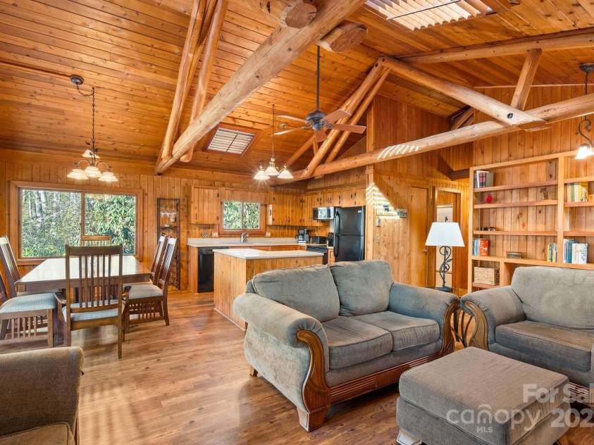 44 Yanequa Way, Brevard, NC 28712.  MLS# CAR4212900, YatesRealty ID 5332. 