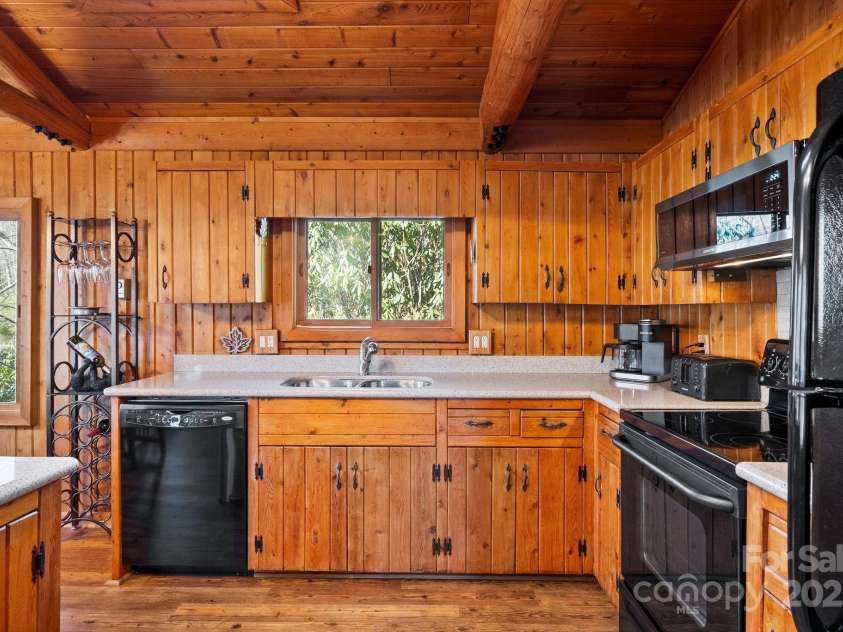 44 Yanequa Way, Brevard, NC 28712.  MLS# CAR4212900, YatesRealty ID 5332. 