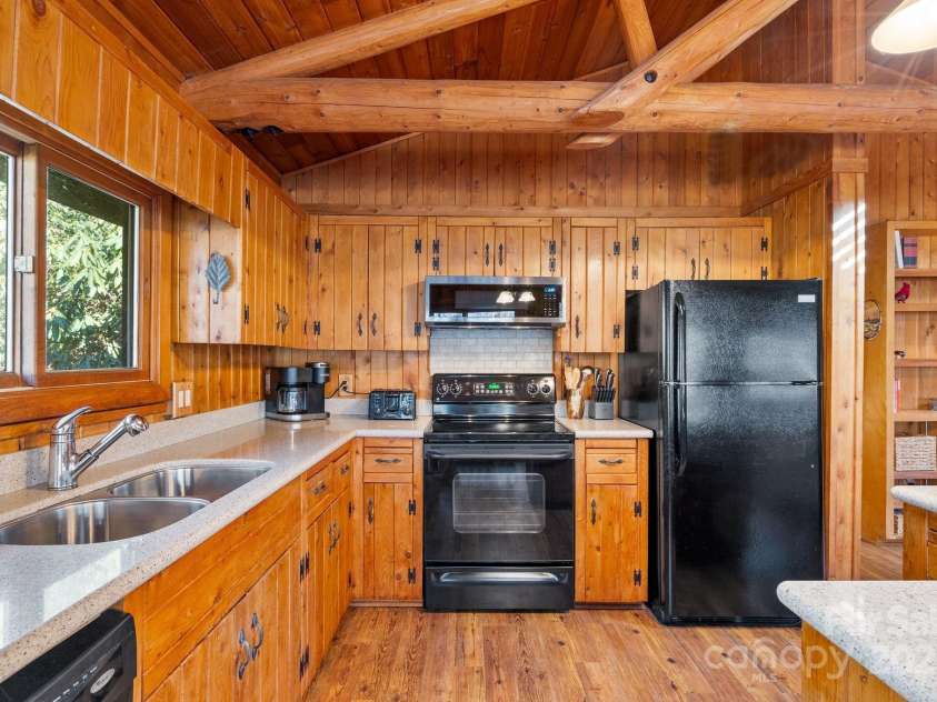 44 Yanequa Way, Brevard, NC 28712.  MLS# CAR4212900, YatesRealty ID 5332. 