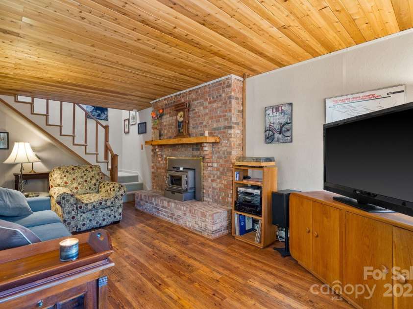 44 Yanequa Way, Brevard, NC 28712.  MLS# CAR4212900, YatesRealty ID 5332. 