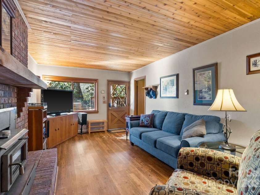 44 Yanequa Way, Brevard, NC 28712.  MLS# CAR4212900, YatesRealty ID 5332. 