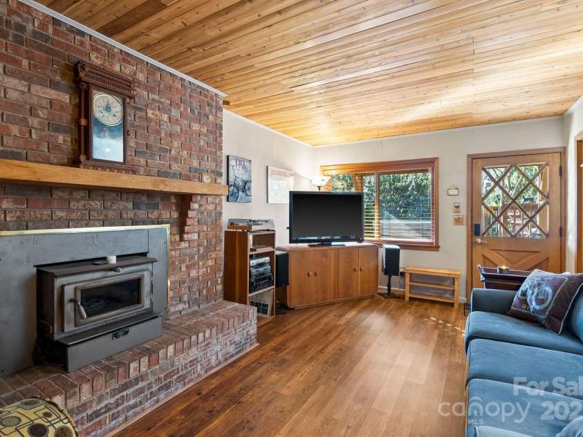 44 Yanequa Way, Brevard, NC 28712.  MLS# CAR4212900, YatesRealty ID 5332. 