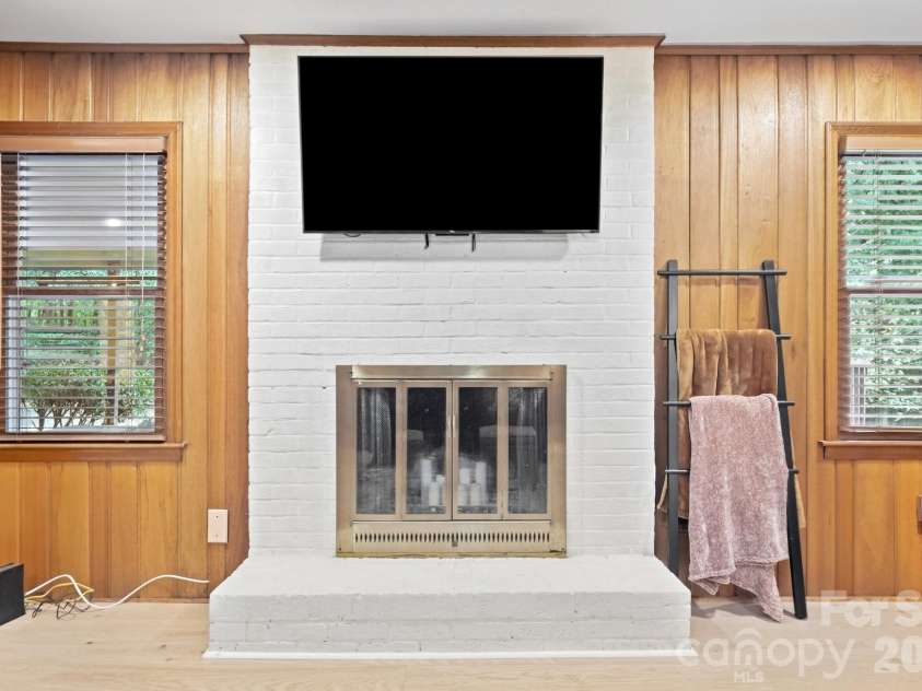 1814 Summerhill Drive, Charlotte, NC 28212.  MLS# CAR4421156, YatesRealty ID 53325. 