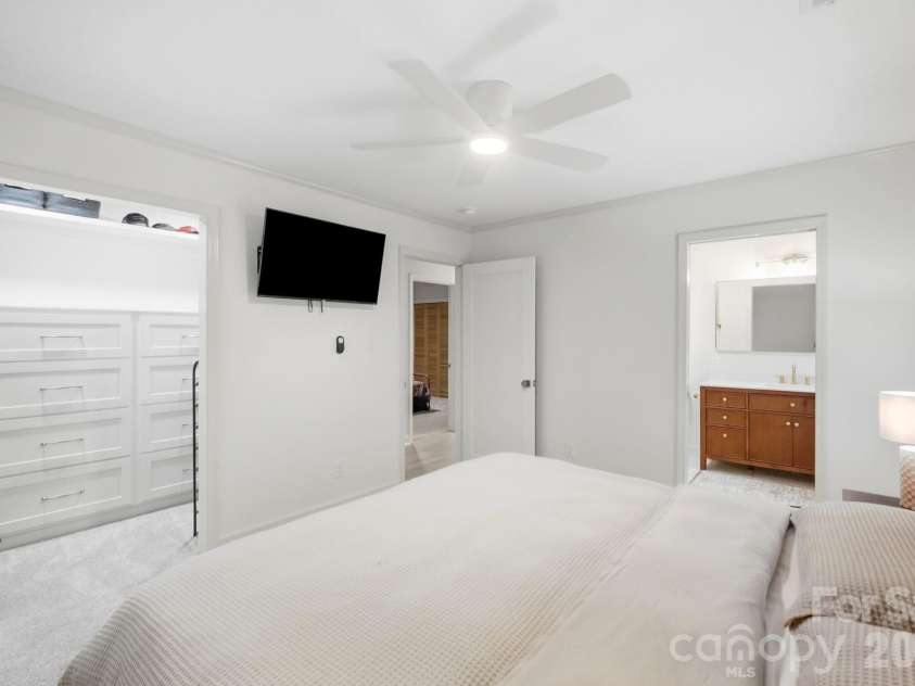 1814 Summerhill Drive, Charlotte, NC 28212.  MLS# CAR4421156, YatesRealty ID 53325. 