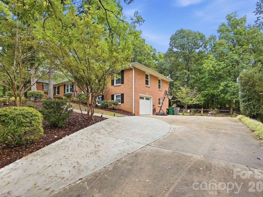 1814 Summerhill Drive, Charlotte, NC 28212.  MLS# CAR4421156, YatesRealty ID 53325. 