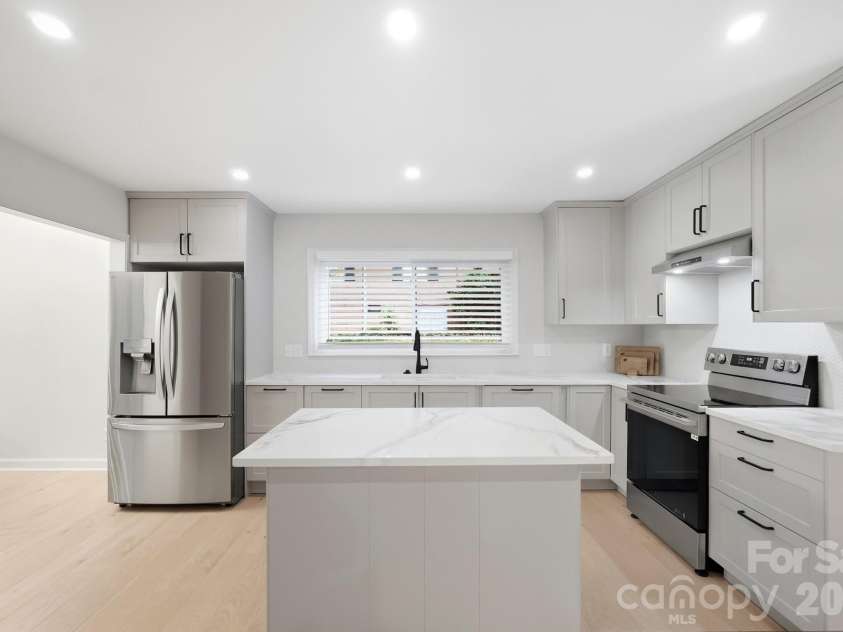 1814 Summerhill Drive, Charlotte, NC 28212.  MLS# CAR4421156, YatesRealty ID 53325. Brand new fully remodeled kitchen!