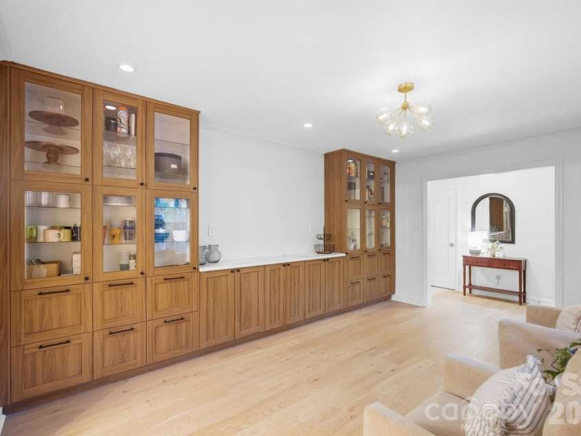 1814 Summerhill Drive, Charlotte, NC 28212.  MLS# CAR4421156, YatesRealty ID 53325. Perfect space for entertaining guests