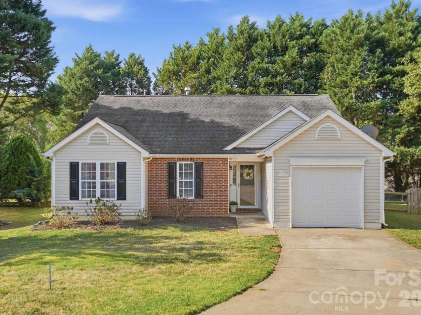 9100 Royal Highlands Court, Charlotte, NC 28277.  MLS# CAR4426414, YatesRealty ID 53327. 