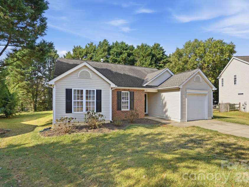 9100 Royal Highlands Court, Charlotte, NC 28277.  MLS# CAR4426414, YatesRealty ID 53327. 