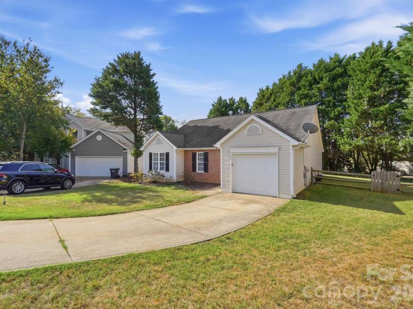 9100 Royal Highlands Court, Charlotte, NC 28277.  MLS# CAR4426414, YatesRealty ID 53327. 