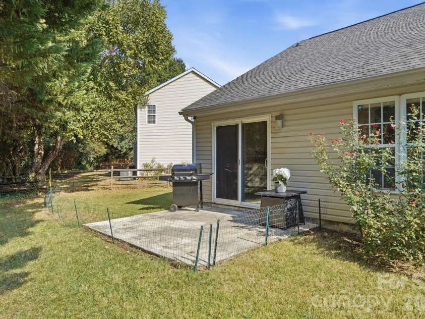 9100 Royal Highlands Court, Charlotte, NC 28277.  MLS# CAR4426414, YatesRealty ID 53327. 