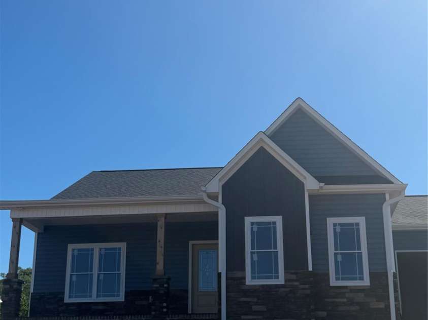 4917 Southview Drive, Hickory, NC 28602.  MLS# CAR4427842, YatesRealty ID 53333. 