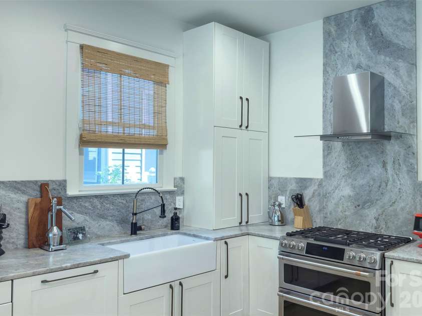 2561 Lower Assembly Drive, Fort Mill, SC 29708.  MLS# CAR4423354, YatesRealty ID 53337. Range with burner six burners + grill Panel