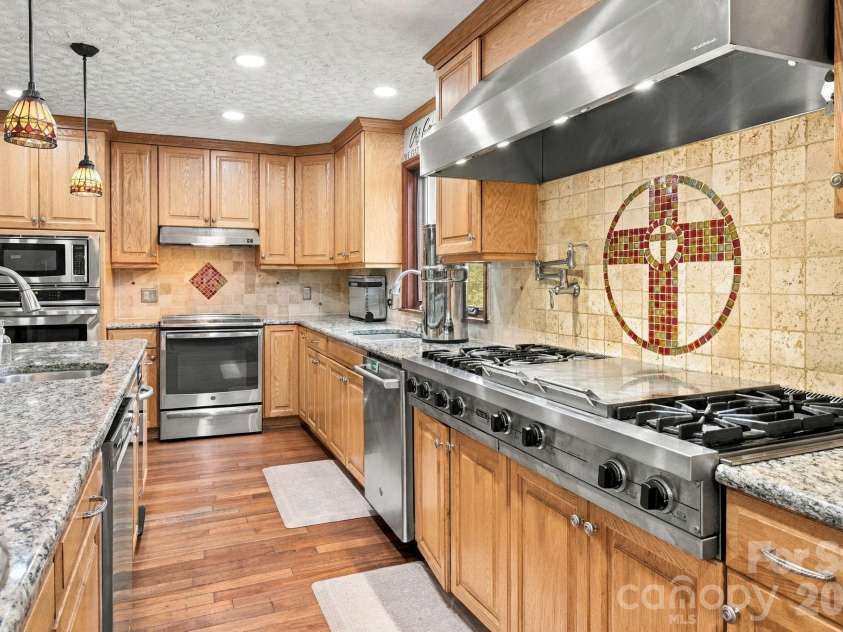 1345 Shirebourn None, Hickory, NC 28602.  MLS# CAR4428746, YatesRealty ID 53352. 6 burner gas cooktop with griddle