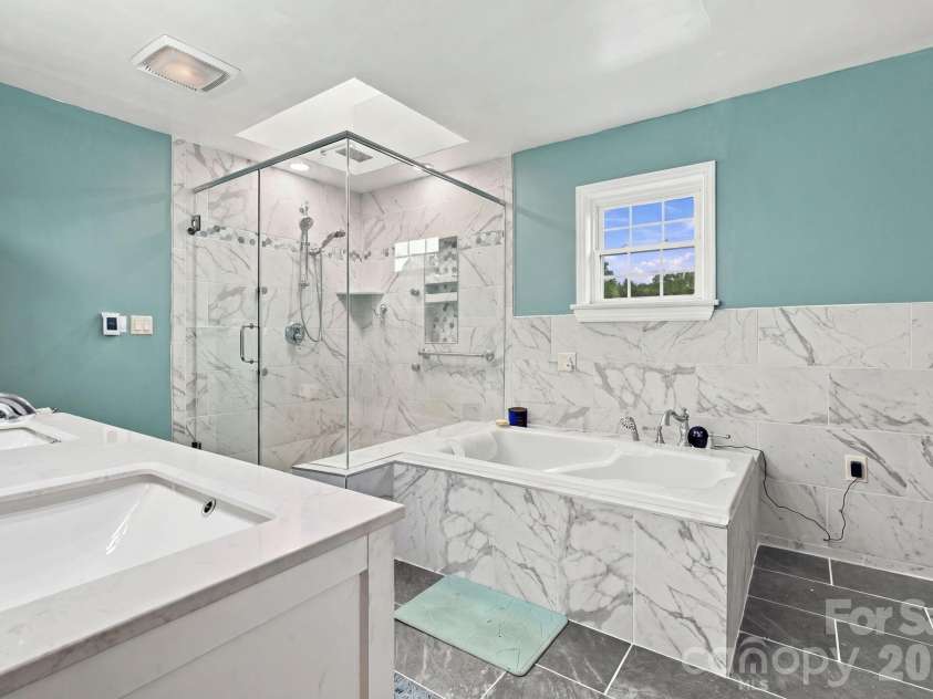 1345 Shirebourn None, Hickory, NC 28602.  MLS# CAR4428746, YatesRealty ID 53352. Primary bath