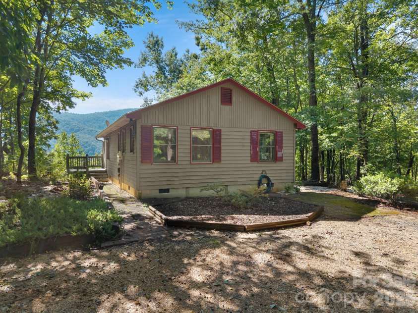 600 Piney Gate Road, Saluda, NC 28773.  MLS# CAR4423662, YatesRealty ID 53356. Great Views from this cottage.