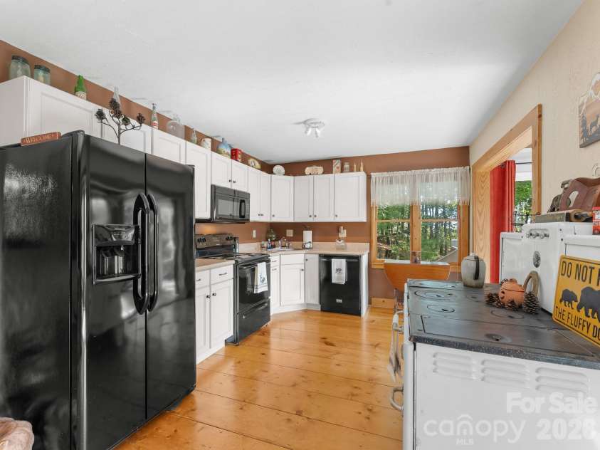 600 Piney Gate Road, Saluda, NC 28773.  MLS# CAR4423662, YatesRealty ID 53356. Kitchen