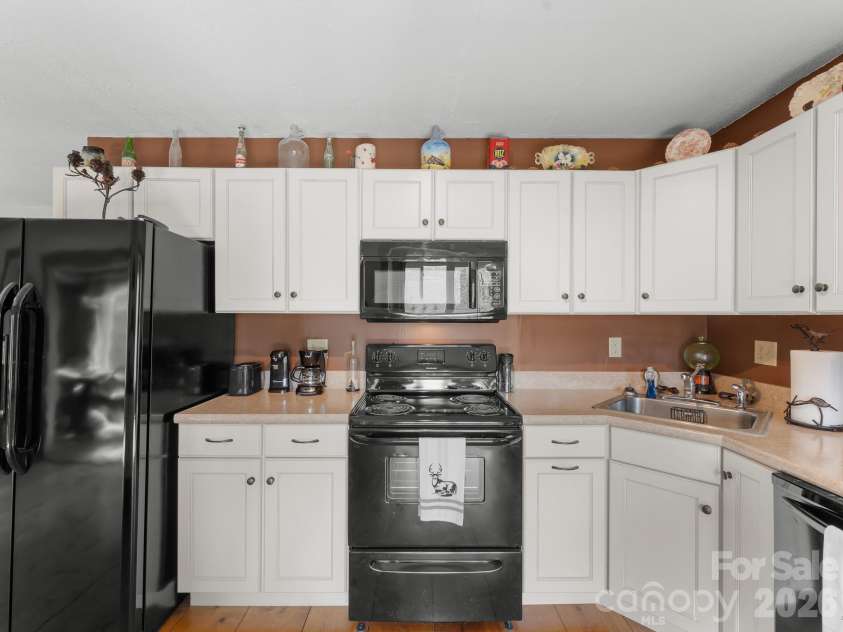 600 Piney Gate Road, Saluda, NC 28773.  MLS# CAR4423662, YatesRealty ID 53356. Kitchen