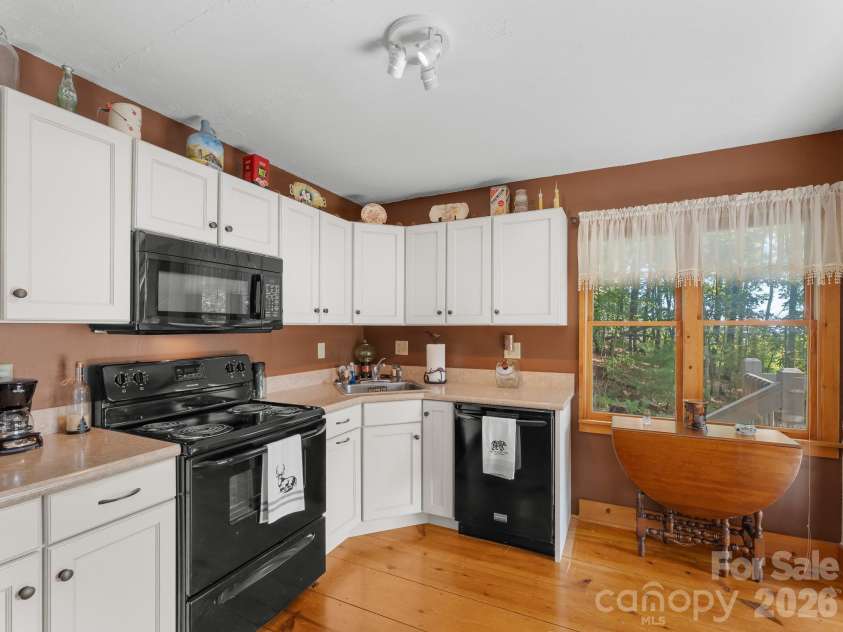 600 Piney Gate Road, Saluda, NC 28773.  MLS# CAR4423662, YatesRealty ID 53356. Kitchen with updated cabinets and barely used appliances.