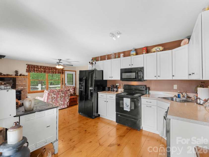 600 Piney Gate Road, Saluda, NC 28773.  MLS# CAR4423662, YatesRealty ID 53356. Open floor plan