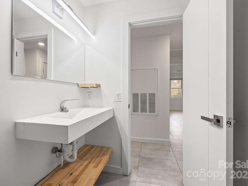 1041 Churchill Downs Court, Charlotte, NC 28211.  MLS# CAR4334511, YatesRealty ID 5336. 