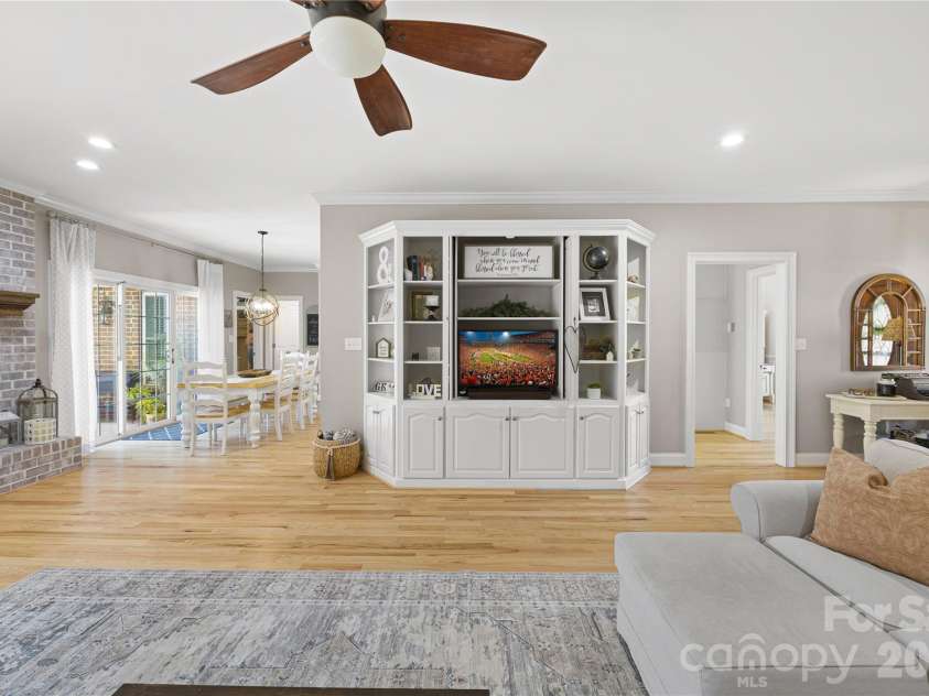 350 Royal Burgess Drive, Campobello, SC 29322.  MLS# CAR4348825, YatesRealty ID 5336. 