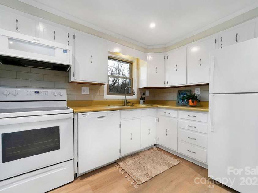 57 Echota Lane, Brevard, NC 28712.  MLS# CAR4230498, YatesRealty ID 5336. 