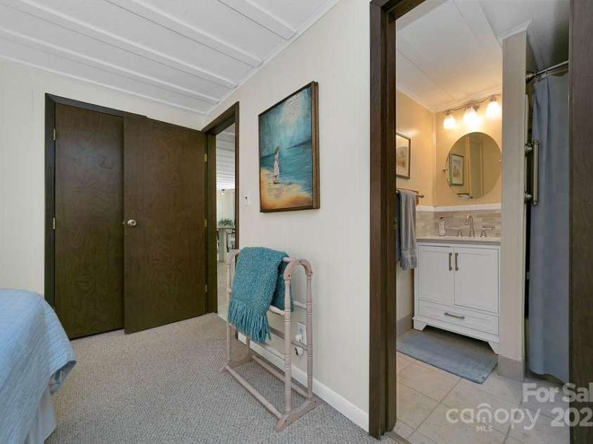 57 Echota Lane, Brevard, NC 28712.  MLS# CAR4230498, YatesRealty ID 5336. Primary Full Bathroom