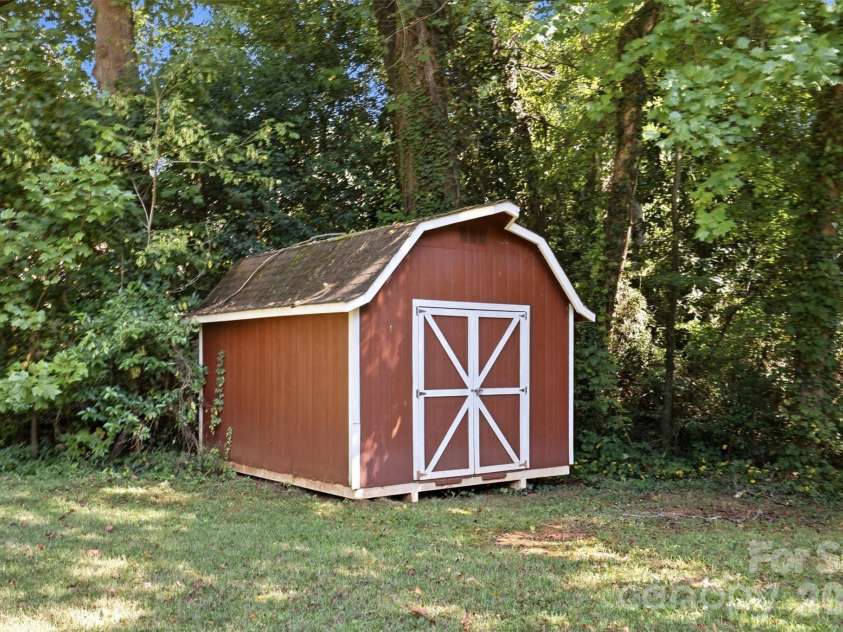 424 Holland Drive, Statesville, NC 28677.  MLS# CAR4428690, YatesRealty ID 53363. 