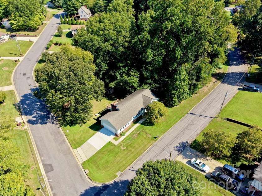424 Holland Drive, Statesville, NC 28677.  MLS# CAR4428690, YatesRealty ID 53363. 