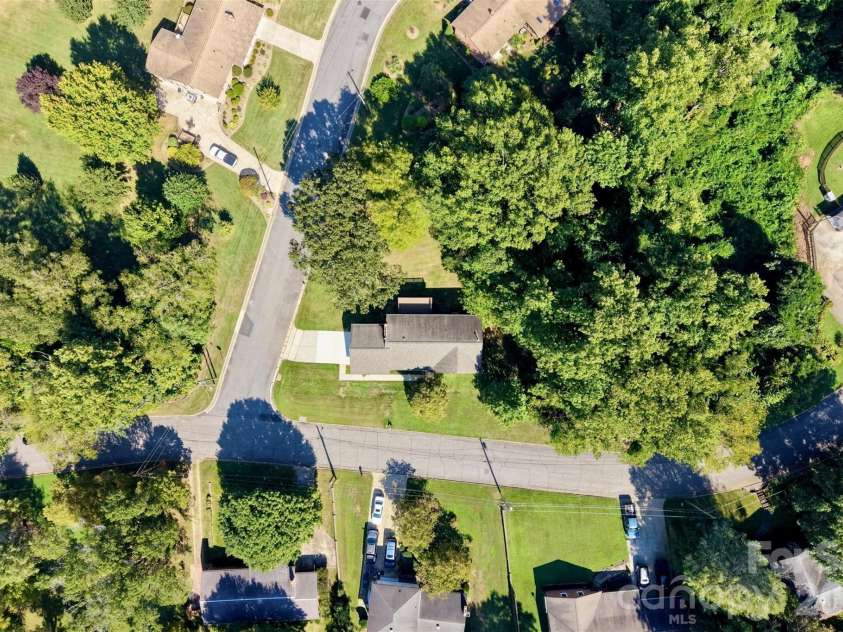 424 Holland Drive, Statesville, NC 28677.  MLS# CAR4428690, YatesRealty ID 53363. 