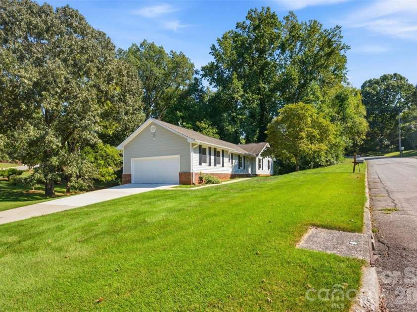 424 Holland Drive, Statesville, NC 28677.  MLS# CAR4428690, YatesRealty ID 53363. 
