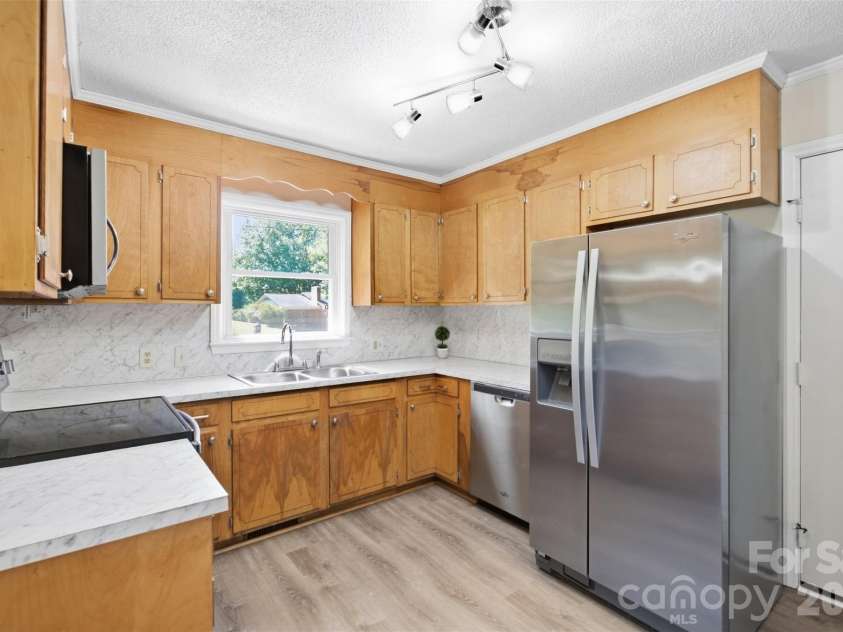 424 Holland Drive, Statesville, NC 28677.  MLS# CAR4428690, YatesRealty ID 53363. Kitchen