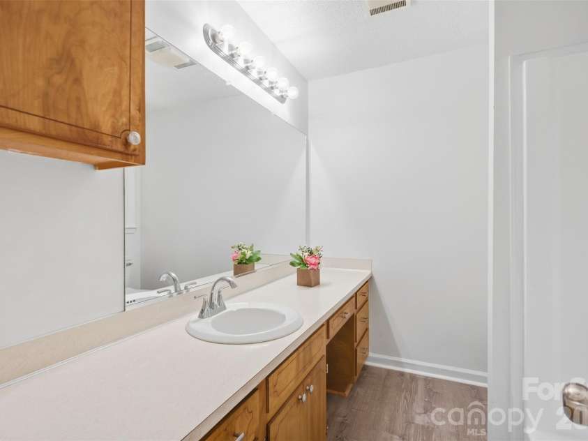 424 Holland Drive, Statesville, NC 28677.  MLS# CAR4428690, YatesRealty ID 53363. Primary Bath