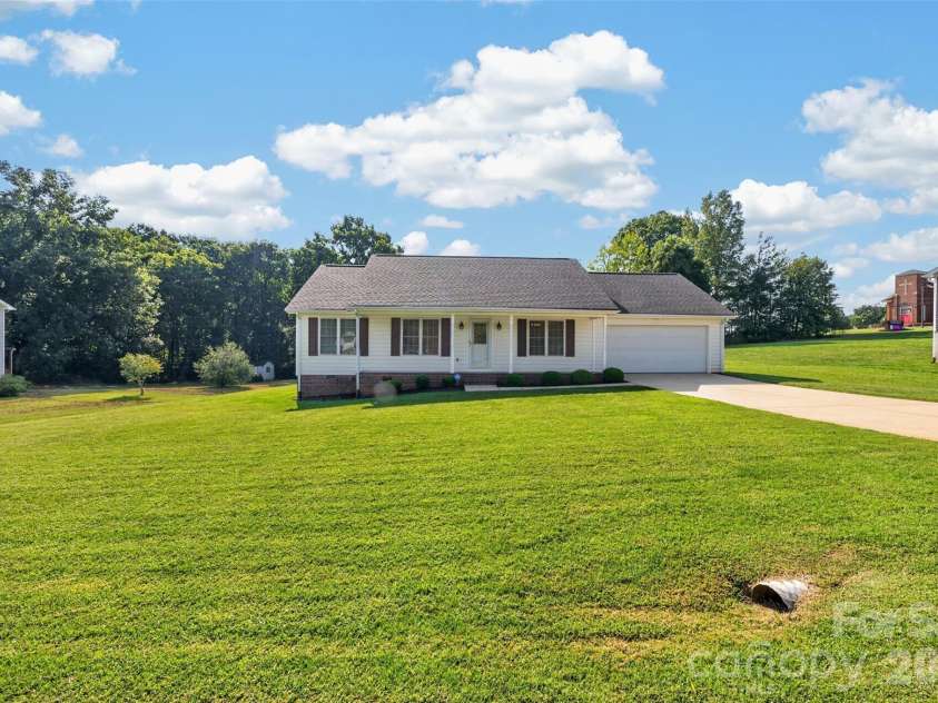 4405 Claralee Lane, Hickory, NC 28602.  MLS# CAR4427546, YatesRealty ID 53364. 