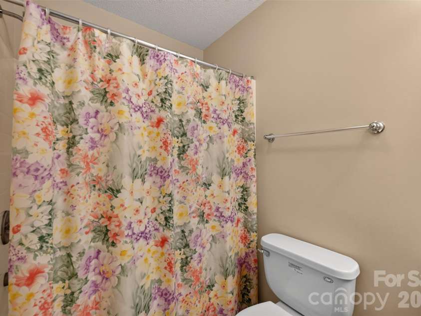 4405 Claralee Lane, Hickory, NC 28602.  MLS# CAR4427546, YatesRealty ID 53364. 