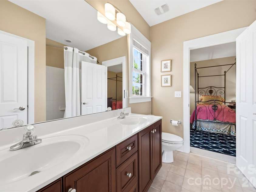 240 Hawthorne Park Avenue, Belmont, NC 28012.  MLS# CAR4428825, YatesRealty ID 53367. Fun Bath #2 Upper level