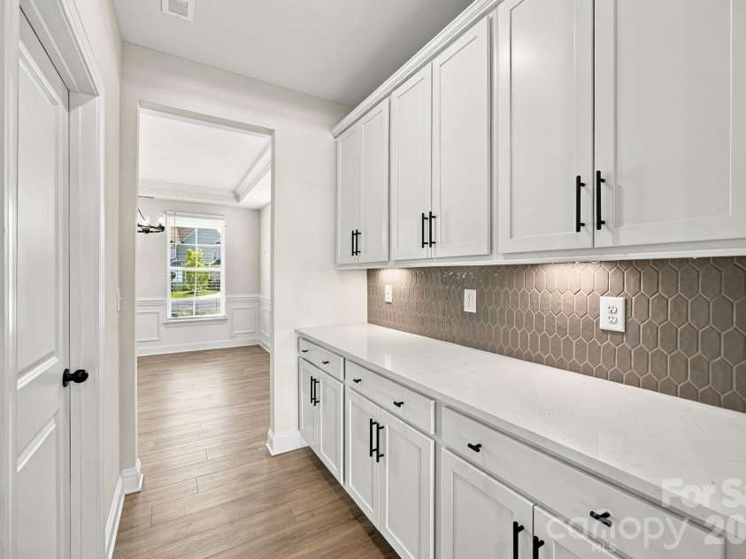 2020 Embassy Court, Charlotte, NC 28213.  MLS# CAR4427563, YatesRealty ID 53368. 
