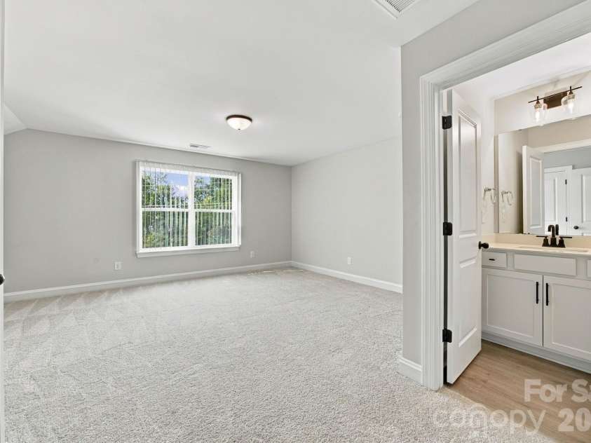 2020 Embassy Court, Charlotte, NC 28213.  MLS# CAR4427563, YatesRealty ID 53368. 