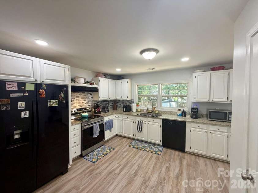 284 Salem Street, Concord, NC 28025.  MLS# CAR4426460, YatesRealty ID 53376. Kitchen