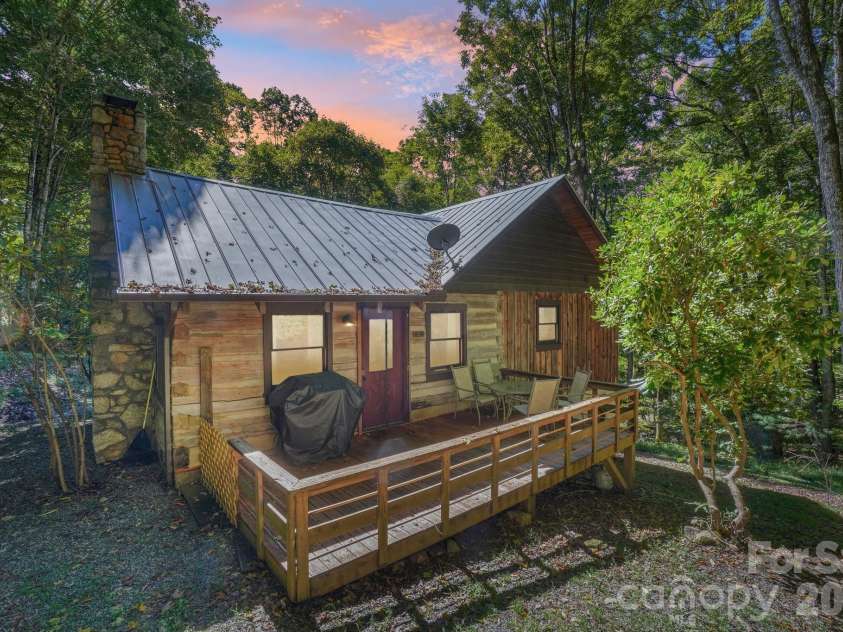 988 English Ridge Drive, Mars Hill, NC 28754.  MLS# CAR4427537, YatesRealty ID 53380. Cozy Cabin