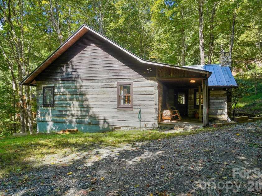 988 English Ridge Drive, Mars Hill, NC 28754.  MLS# CAR4427537, YatesRealty ID 53380. Cozy Cabin