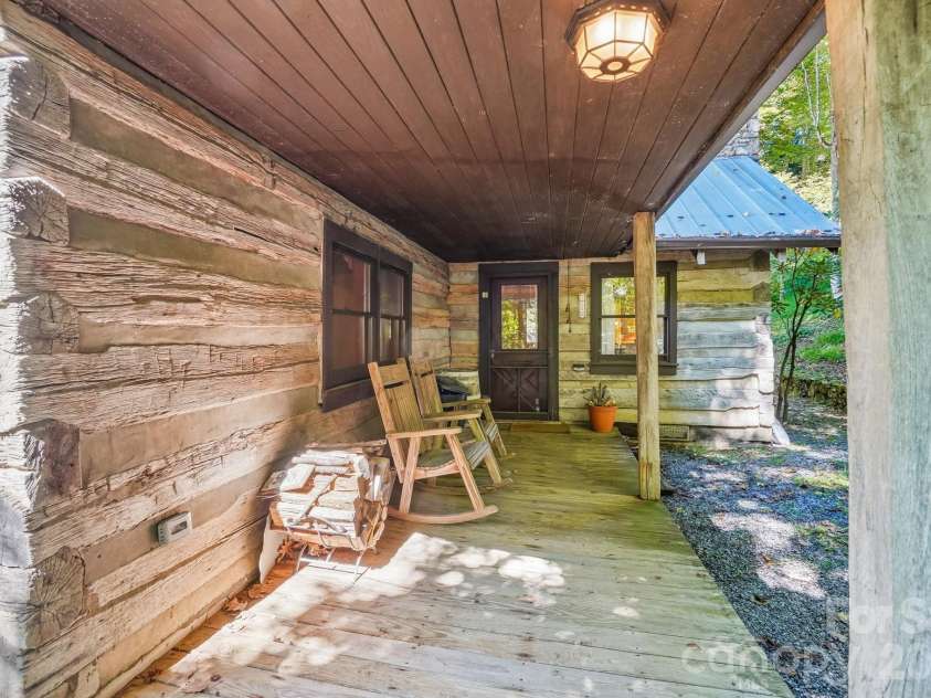 988 English Ridge Drive, Mars Hill, NC 28754.  MLS# CAR4427537, YatesRealty ID 53380. Cozy Cabin