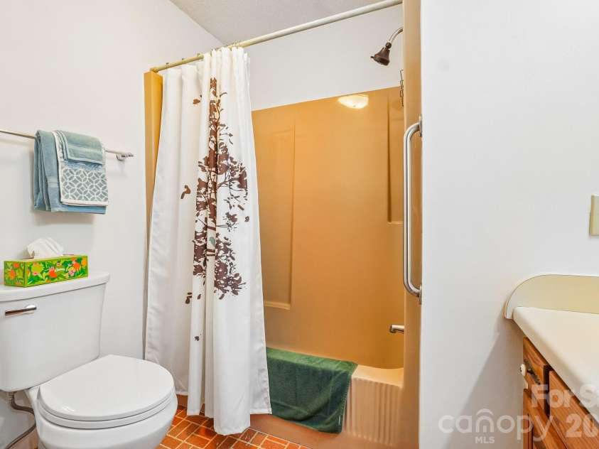 988 English Ridge Drive, Mars Hill, NC 28754.  MLS# CAR4427537, YatesRealty ID 53380. Guest Bathroom