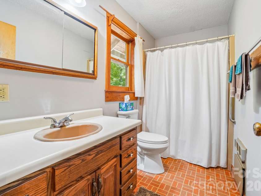 988 English Ridge Drive, Mars Hill, NC 28754.  MLS# CAR4427537, YatesRealty ID 53380. Primary Bathroom