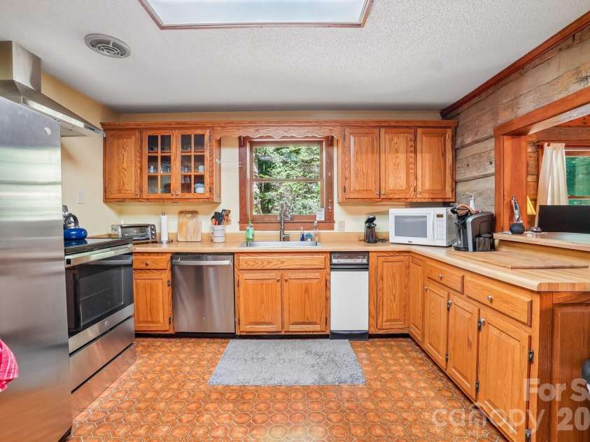 988 English Ridge Drive, Mars Hill, NC 28754.  MLS# CAR4427537, YatesRealty ID 53380. Spacious Kitchen